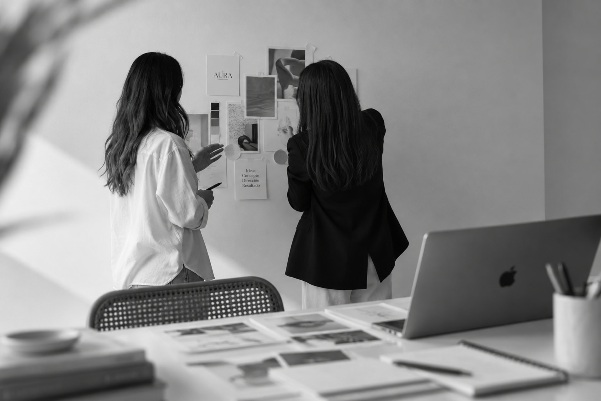 Dirección Creativa — Redes Estratégicas de Aura Brand Design